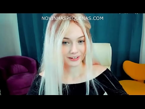 Loirinha gostosa se masturbando na webcam
