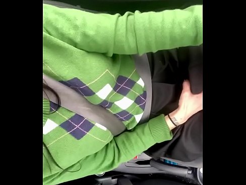 Driving home in traffic a milf gets herself off