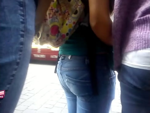 Ternurita marcando calzon en jeans ajustaditos