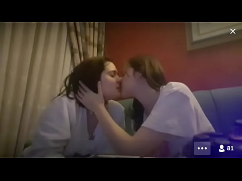 Amigas lesbianas besandose