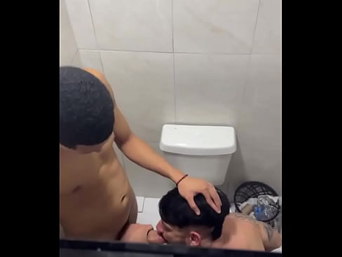 Flagra mamando hétero dotado no banheiro da balada.