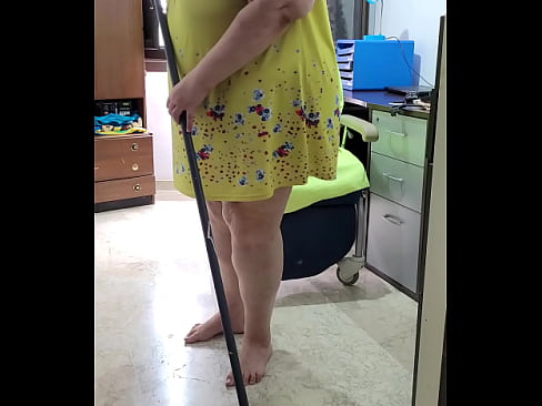 Coolmarina. Mujer de la limpieza del despacho gorda y madura deja todo para calmar su vicio en horario laboral