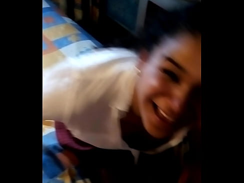 Sexy falda  roja jugando  con los dedos