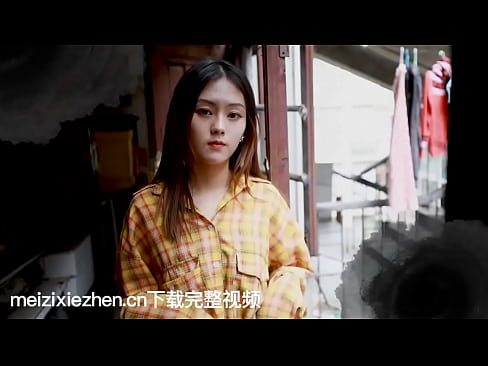 城中村运动鞋长得像迪丽热巴自己玩脚