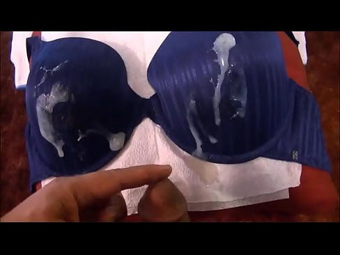 Masturbando com um sutia azul