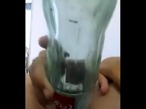 Mi novia masturbándose connbotella de coca
