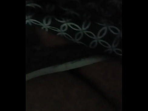 En cama mostrando mi culito