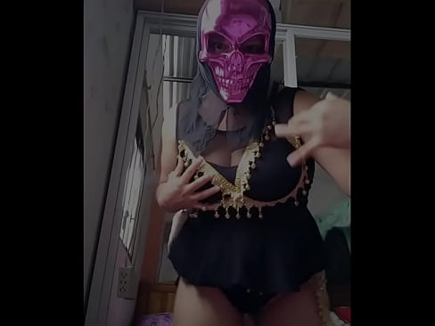 ELLA ES LA ZORRA DE LA CASA!! HERMANASTRA ME SEDUCE CON UNA MASCARA SEXY Y UNA DANZA ARABE AL ESTILO DE TOOPLES. PORNO REAL CASERO DE MORENA CALIENTE.