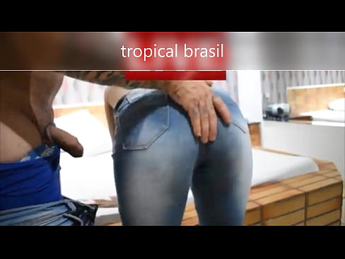 eu nao quis esperar, fui transar com ele no banho e mandei o corno ficar esperando no quarto