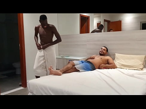 O que acontece atras das cameras do porno amador brasileiro com a garota de programa novinha Desire gravando porno amador  O que acontece atras das cameras do porno amador brasileiro com a garota de programa novinha Desire gravando porno amador
