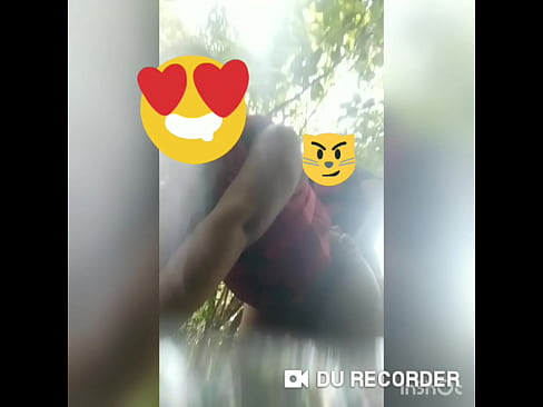 Super mojada en las cascadas