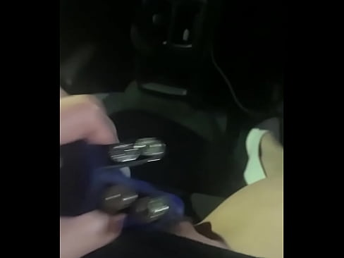 Esposa piranha deixa Uber enfiar o dedo na xota e fica enviando brinquedo na buceta até gozar na viagem. Parte 1