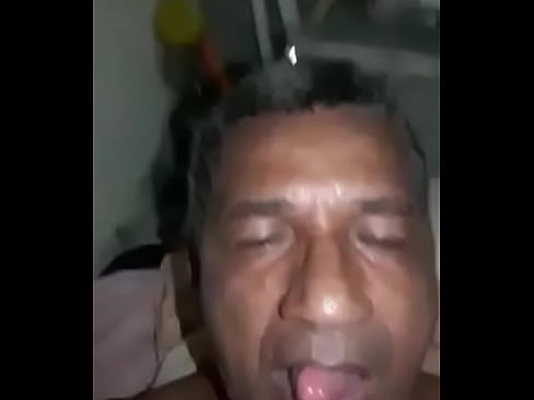 Viejo verde mamá vajina virtual para seducir a la chica pero con esa mamada cibernética hace vibrar a quien sea