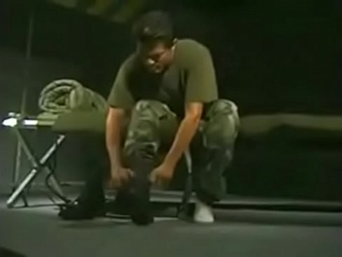 AMIGO MILITAR JUGANDO CON SU PIE Y POLLA