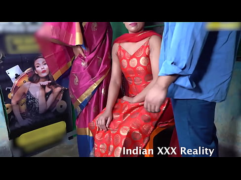 XXX इंडियन की चुदाई माँ के सामने हिंदी में