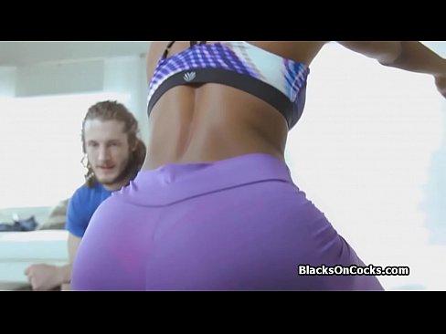 Black gf blows fat dick after stretching in spandex