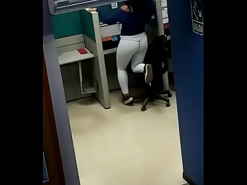 Se mueve cuando sabe que la graban