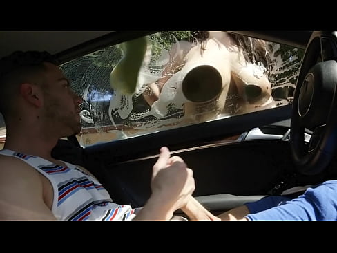 Angela White a surpris une voisine voyeuse en train de se masturber avec ses énormes seins - MOFOS21