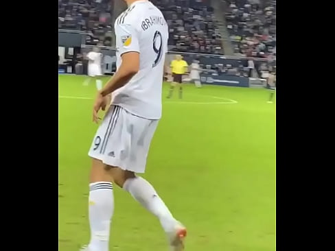 Jogador tentou marcar o Ibra e olha no que deu