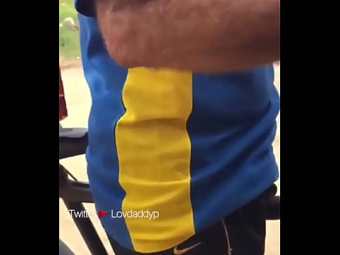 Coroa hetero deixa pegar no pau enorme