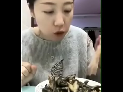 asiática comendo várias pererecas