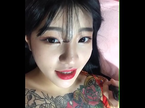gái hàn xăm trên ngực