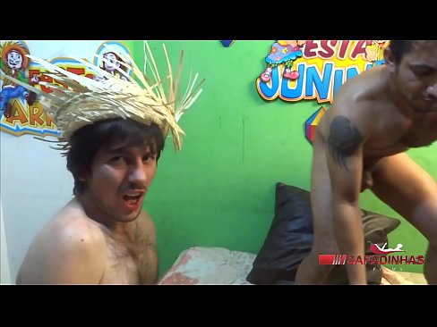 Sexo na festa junina, negra da bunda grande faz sexo com dois homens  Sexo na festa junina, negra da bunda grande faz sexo com dois homens