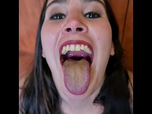 Girl gargle piss and swallow it