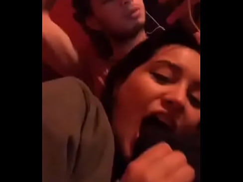 Seleneitor haciendole un pete al novio en un vivo
