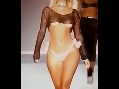 Modelo en pasarela saluda - crashh