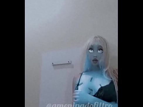 Gostosa mostrando o peito para você gozar