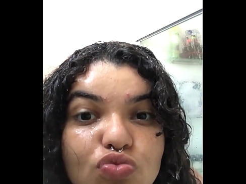 Você é safado o bastante pra tomar banho comigo? Quero ver me esfregar todinha... por inteiro e sem esquecer de nenhuma parte.  Você é safado o bastante pra tomar banho comigo? Quero ver me esfregar todinha... por inteiro e sem esquecer de nenhuma parte.