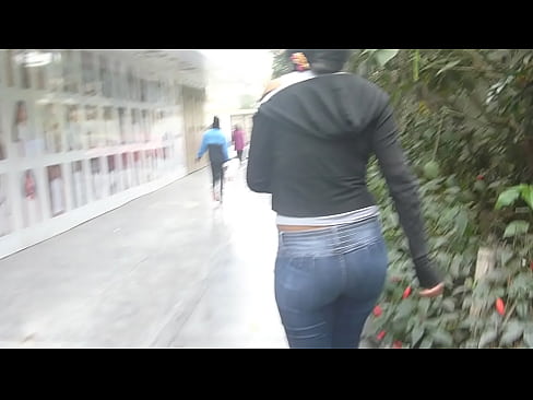buen culo caminando en la calle