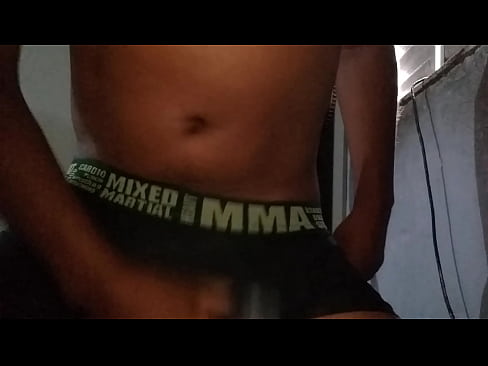 Esfolando o pau na cueca