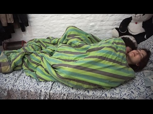 JUGAMOS DEBAJO DE LA FRAZADA CON MI SEXY MEJOR AMIGA HASTA QUE NOS CALENTAMOS Y FOLLAMOS REALMENTE DURO Y CALIENTE