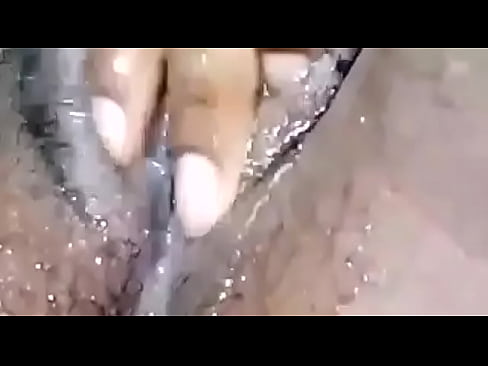Ebony slut wet her floor with Squirt