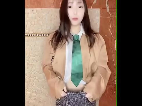 我尝试穿着一个英俊的男人的制服来实现衣服!