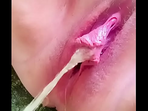Big pussy lips taking a peeing