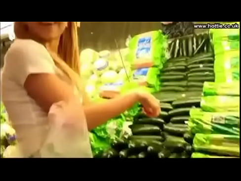 Se mete un pepino en pleno supermercado
