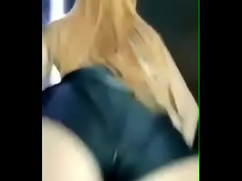 Loira gostosa de shortinho socado dançando funk - 2020