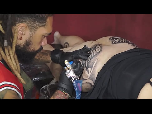 Professora gostosa sendo tatuada na bunda por um negão