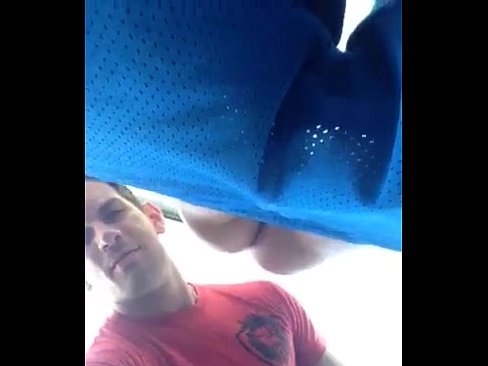Novinho gozou sem encostar no pau enquanto era arrombado