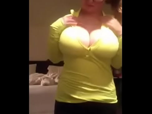 hottie in yellow shows big tits
