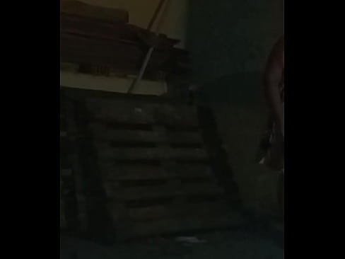 marido só chega em casa cansado o vizinho veio fazer o trabalho por ele  marido só chega em casa cansado o vizinho veio fazer o trabalho por ele