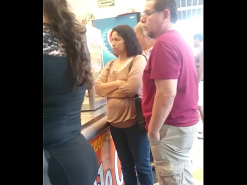 señora culona haciendo fila