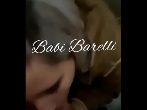 garota de programa Babi Barelli de PoA chupando pau de sortudo