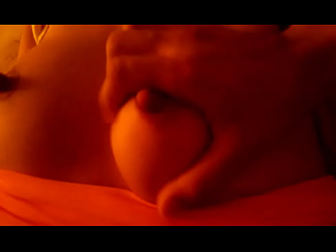 Le acaricio sus pechos bonitos con mi pene mientras la grabo  Le acaricio sus pechos bonitos con mi pene mientras la grabo