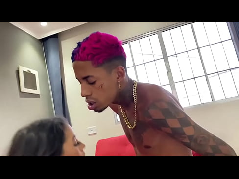 Magrinho tatuado com a gostosa