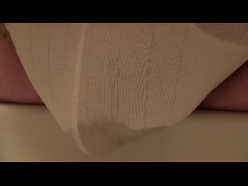 tisser i hvit underbukse over vasken på badet