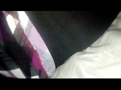 se le transparenta su pantaleta a mi novia en la cama